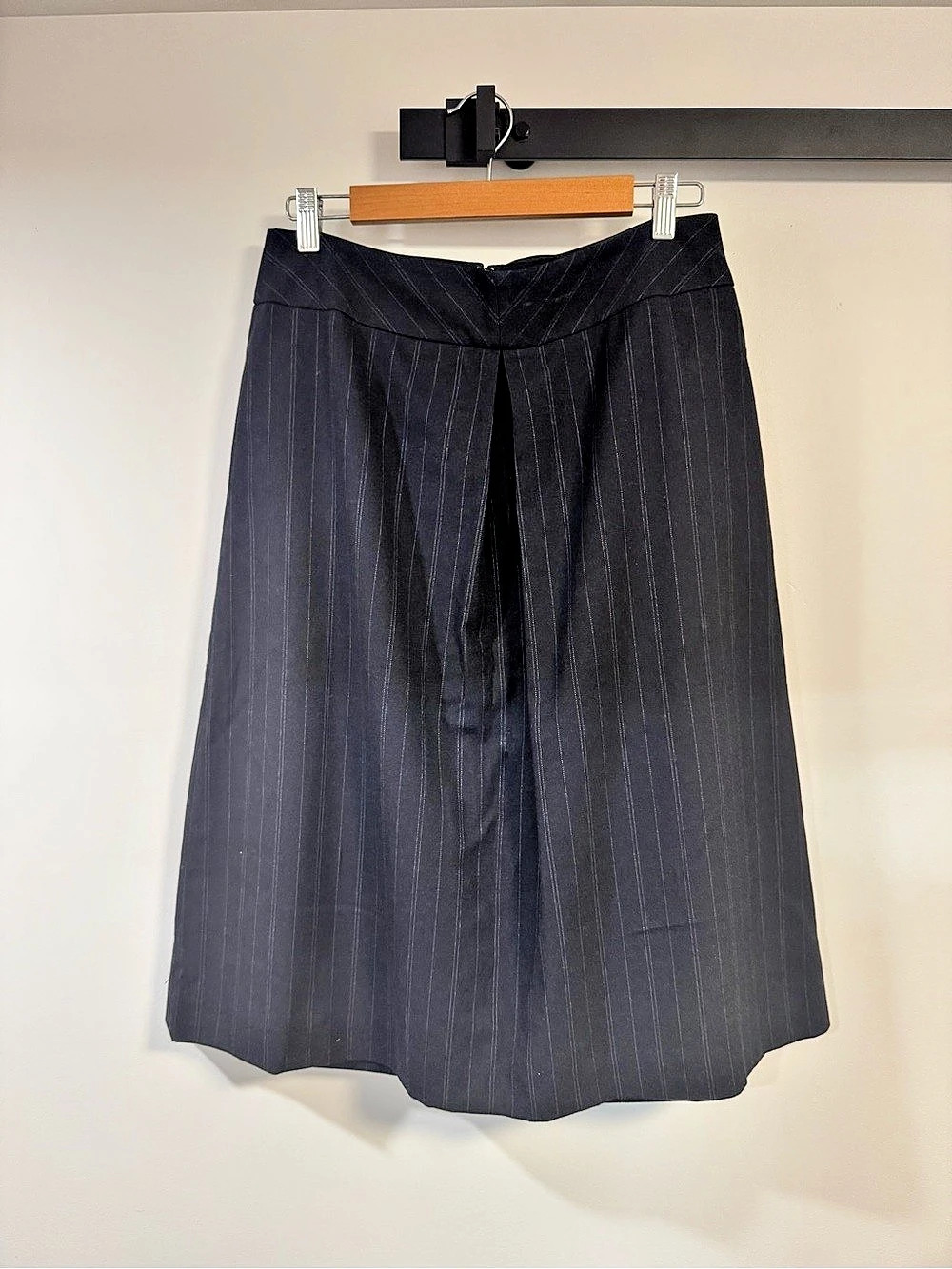 Banana Republic Pinstripe Midi Skirt in Black Size 6 Like New